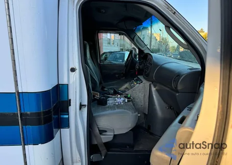 2003 Ford Econoline E450 Super Duty Cutaway Van z USA, uszkodzony, nr VIN 1FDXE45F23HB83679